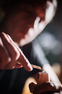 “Joaillier au travail, détail d’outil et pierre — Fusyom”