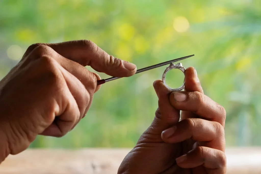 Mains limant une bague à l’atelier — Fusyom