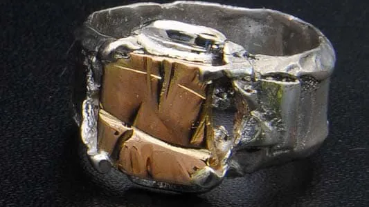 Bague large Fusyom en argent martelé avec incrustations d’or jaune