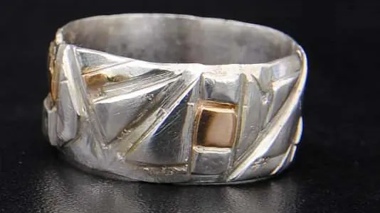 Anneau Fusyom en argent texturé avec détails géométriques et or