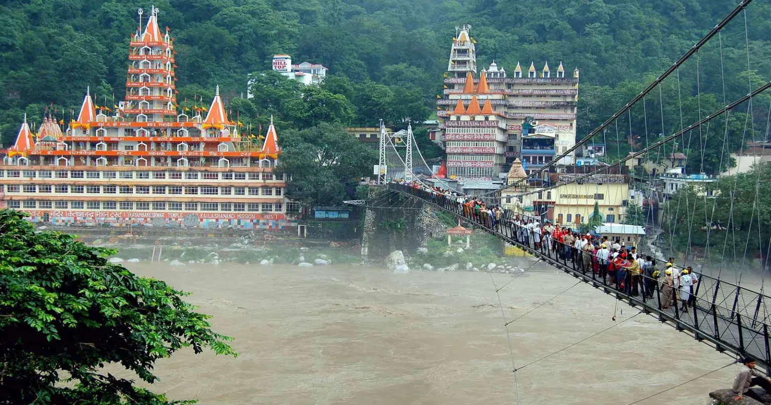 Temple et pont suspendu à Rishikesh, Inde 2007 – inspiration spirituelle pour les bijoux artisanaux Fusyom