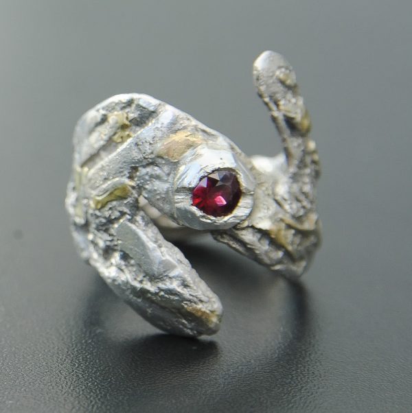 Bague artisanale en argent et or avec rubis naturel – création unique Fusyom sur l’île d’Oléron