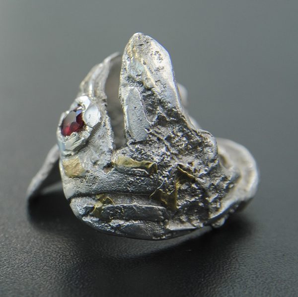 Détail latéral de la bague artisanale Fusyom en argent et or avec rubis naturel