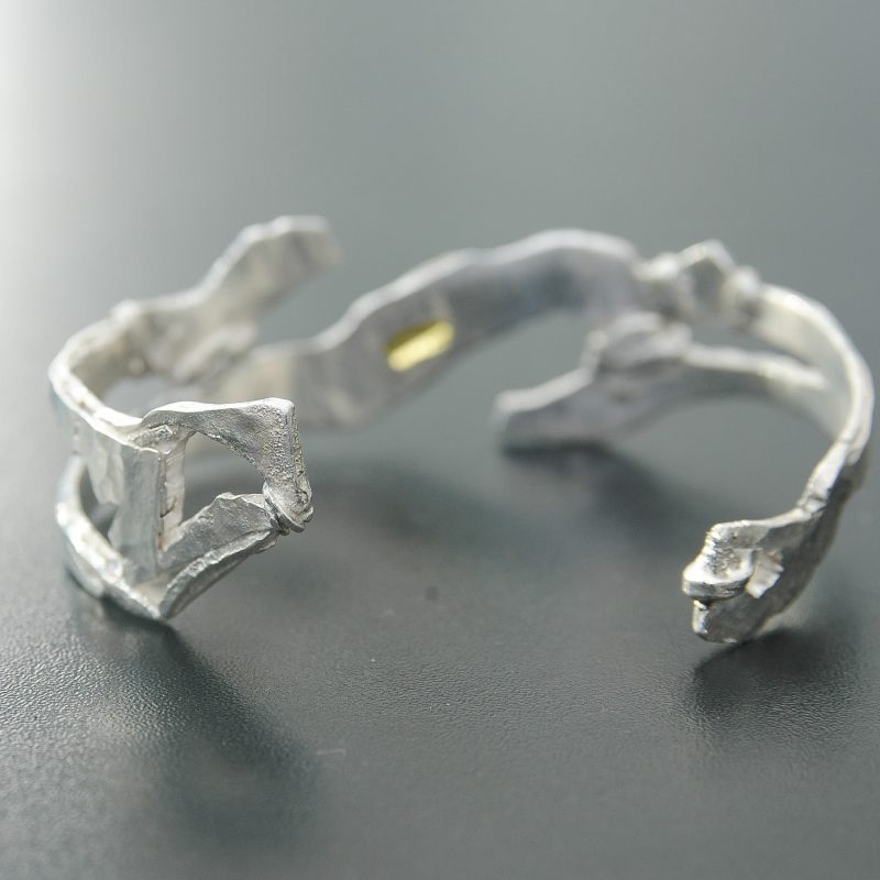 Bracelet “Tempête” en argent et or, vue arrière, pièce unique artisanale Fusyom.