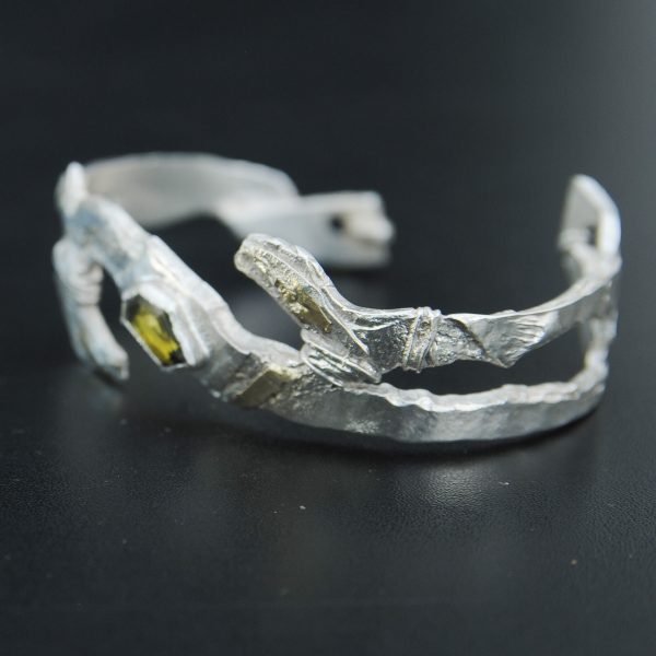 Détail du bracelet “Tempête” en argent et or, serti d’une tourmaline verte. Bijou artisanal Fusyom, fait main à Oléron.
