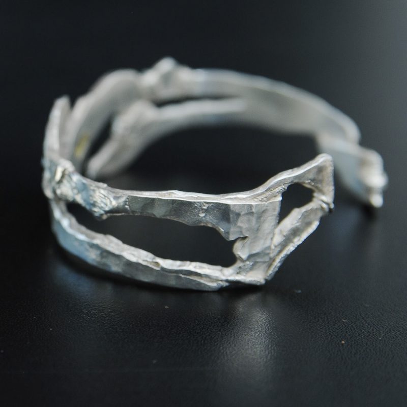 Bracelet “Tempête” argent et or avec tourmaline verte, vue de côté, création artisanale Fusyom.