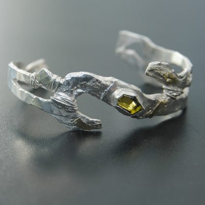 Bracelet “Tempête” en argent et or avec tourmaline verte, vue de face. Création artisanale unique Fusyom.