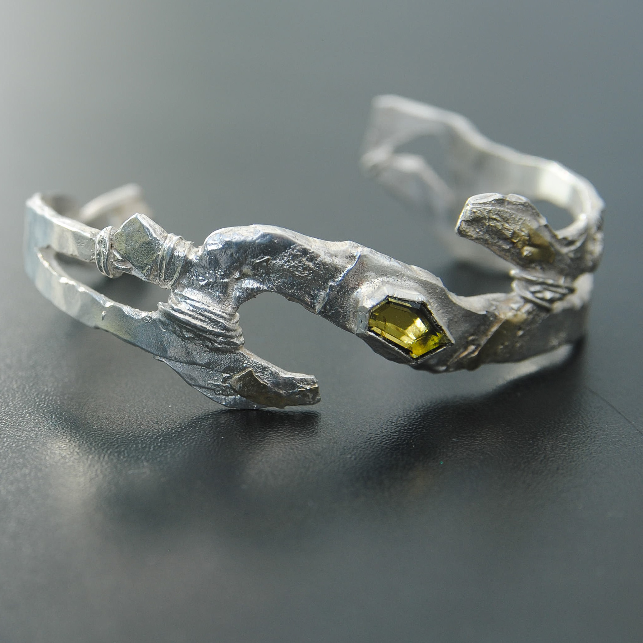 Bracelet “Tempête” en argent et or avec tourmaline verte, vue de face. Création artisanale unique Fusyom.