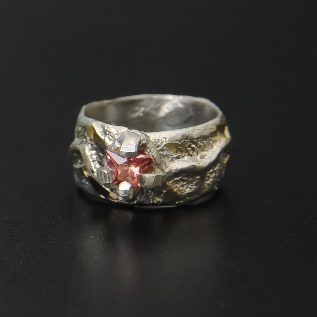 Bague Kallisté en argent et or avec saphir Padparadscha, création artisanale Fusyom par le joaillier Guillaume Tissanié