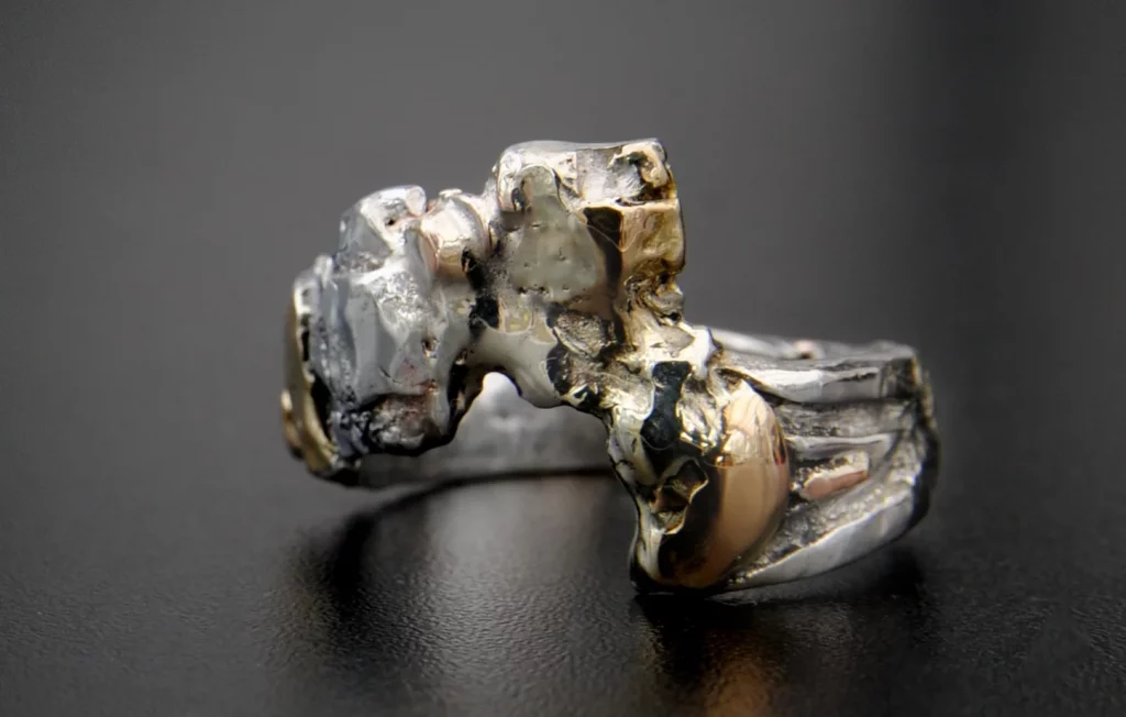 Bague sur mesure FUSYOM en argent et or, en cours de construction, illustrant le geste du créateur