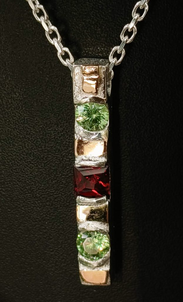 Pendentif artisanal en argent et or serti de grenats naturels, création sur mesure FUSYOM