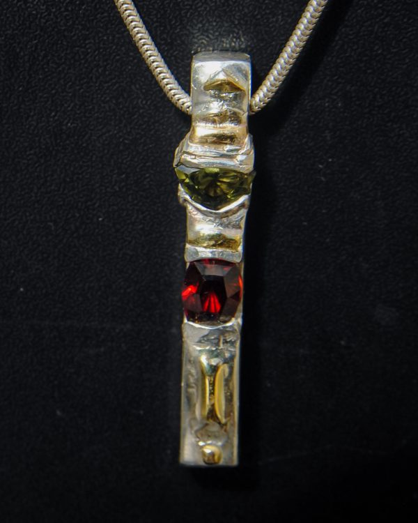 Pendentif BALAM — grenat rouge et tourmaline verte, création artisanale FUSYOM
