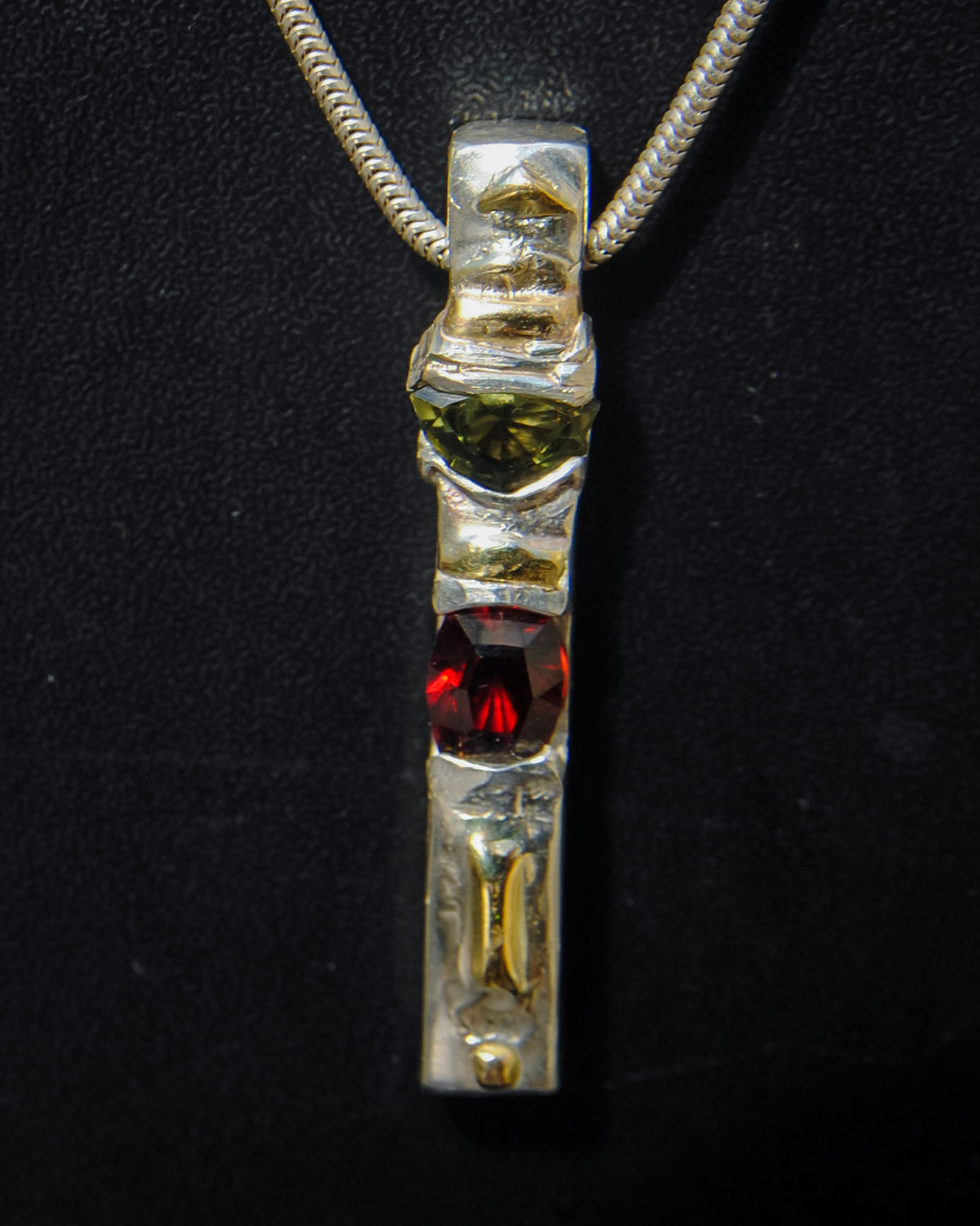 Pendentif BALAM — grenat rouge et tourmaline verte, création artisanale FUSYOM
