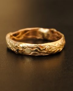 Alliance en or jaune 18 carats façonnée entièrement à la main, création unique de joaillerie contemporaine FUSYOM.