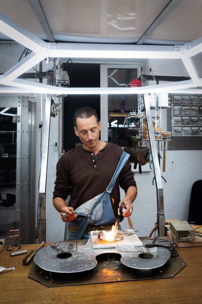 Guillaume Tissanié, artisan joaillier FUSYOM, travaillant le métal à la flamme dans son atelier sur l'île d'Oléron.