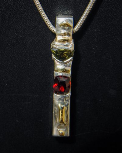 Pendentif BALAM — grenat rouge et tourmaline verte, création artisanale FUSYOM